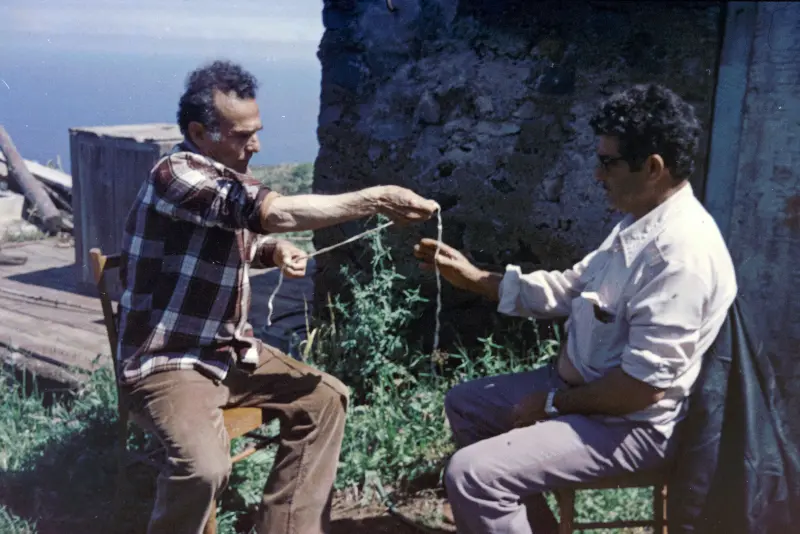 Curando empacho o padrejón.